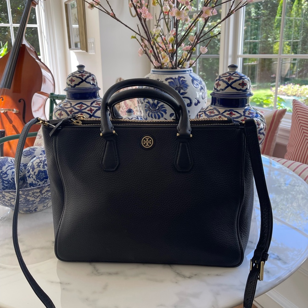 Tory Burch Robinson pebbled leather bag. Excellent condition. Includes dust bag